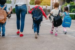 iStock-enfant se tenant par la main